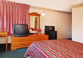Clarion Pointe Downtown Hotel 3*