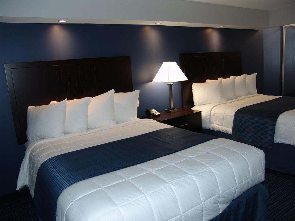 Hotel Clarion Pointe Downtown 3*