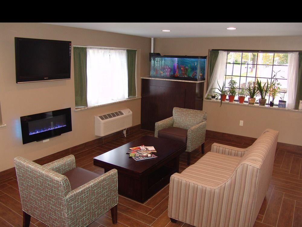 Clarion Pointe Downtown Hotel 3*