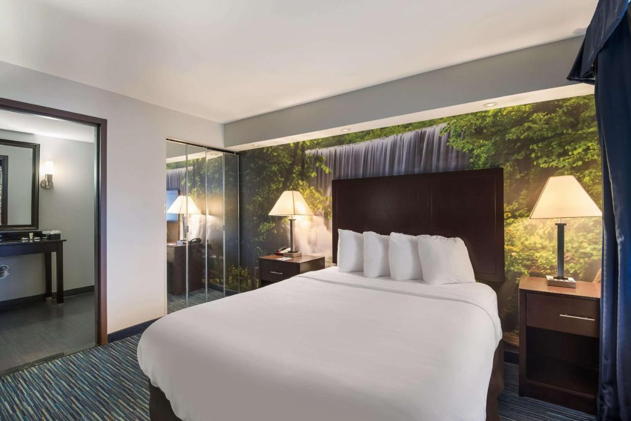 Clarion Pointe Downtown Hotel