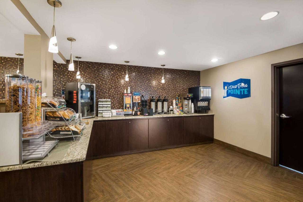 Hotel Clarion Pointe Downtown 3*