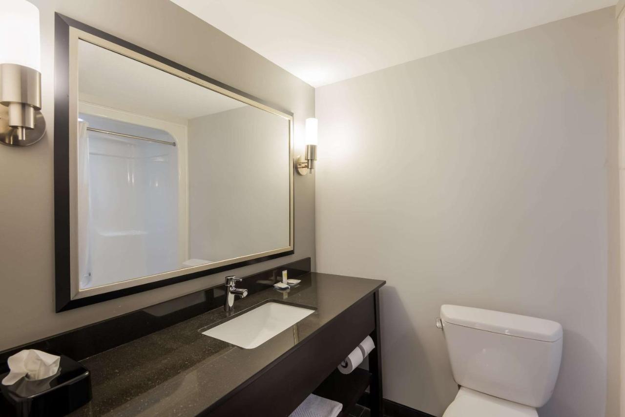 Clarion Pointe Downtown Hotel