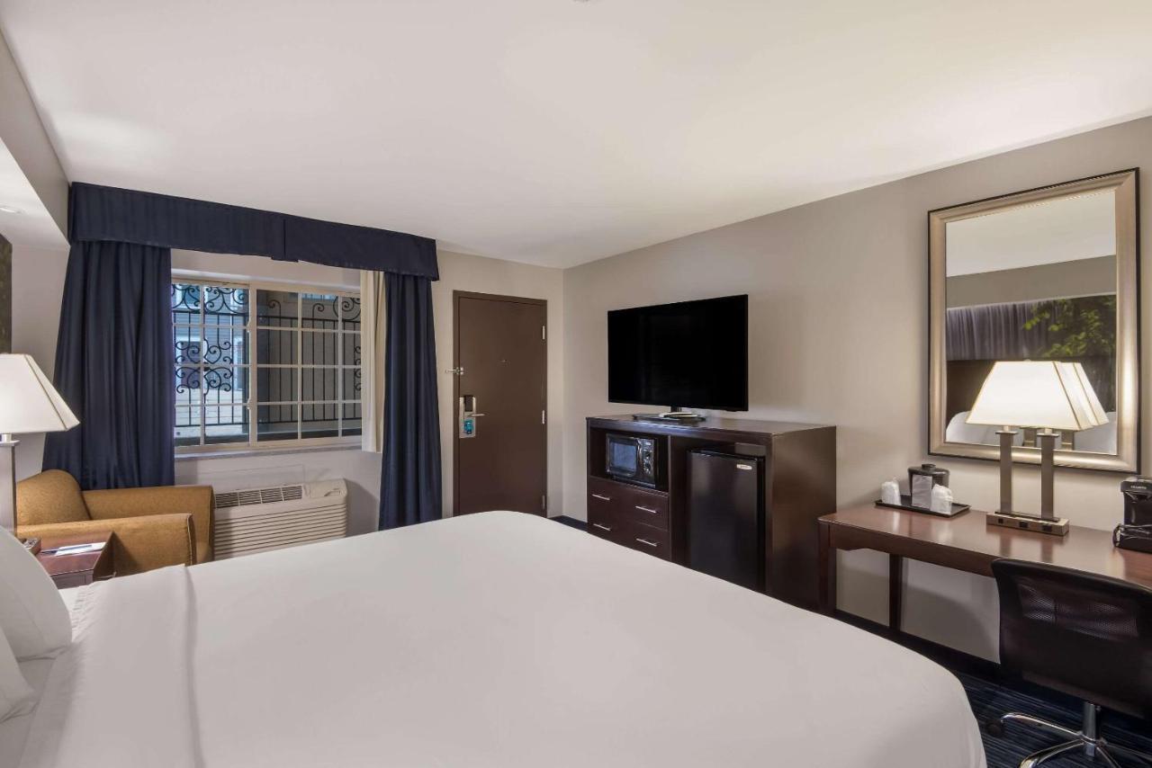 Hotel Clarion Pointe Downtown 3*