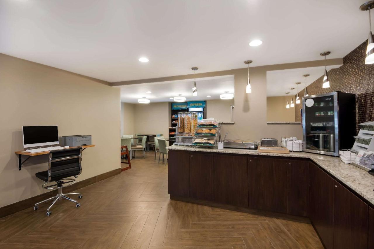 Hotel Clarion Pointe Downtown