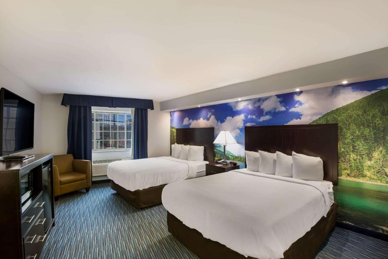 Clarion Pointe Downtown Hotel 3*