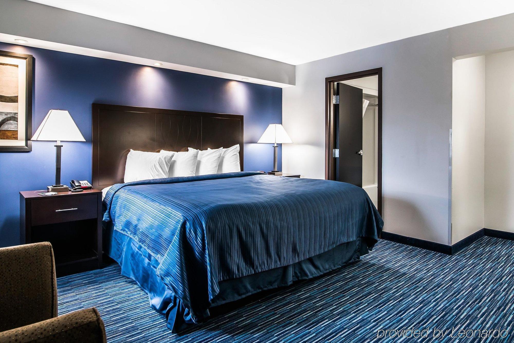 Clarion Pointe Downtown