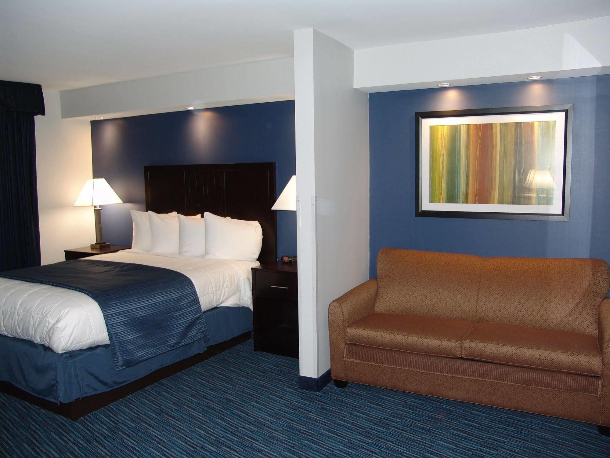 Clarion Pointe Downtown Hotel 3*